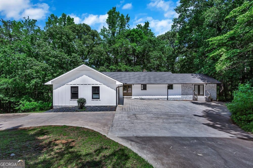 5 bedroom, 4 bathroom, 3,548 sq ft single family residence sold at 250 Harbor Heights Circle, Lavonia, GA 30553