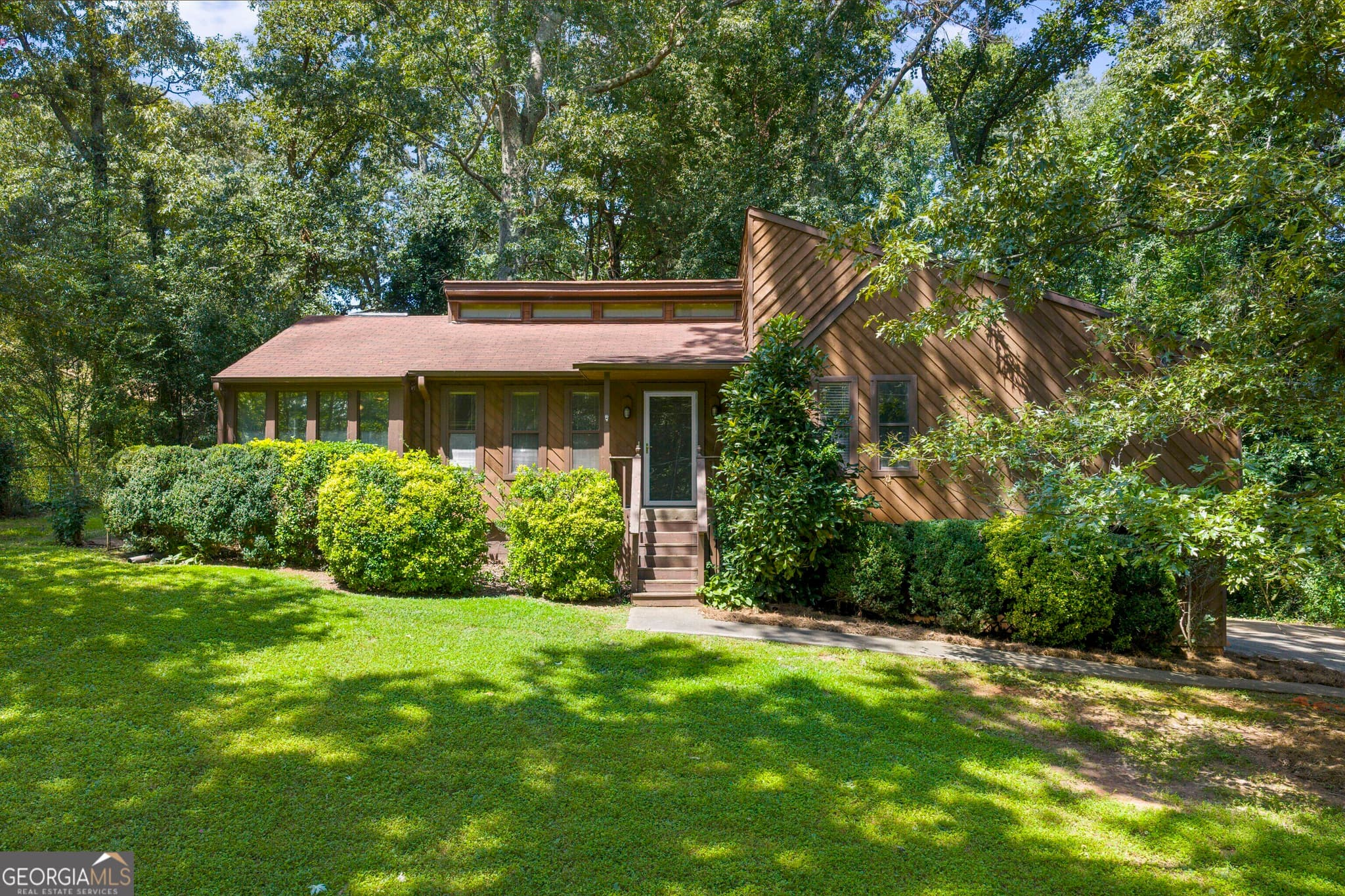 3 bedroom, 2 bathroom, 1,468 sq ft single family residence for sale at 2656 Royal Oak Court, Acworth, GA 30102