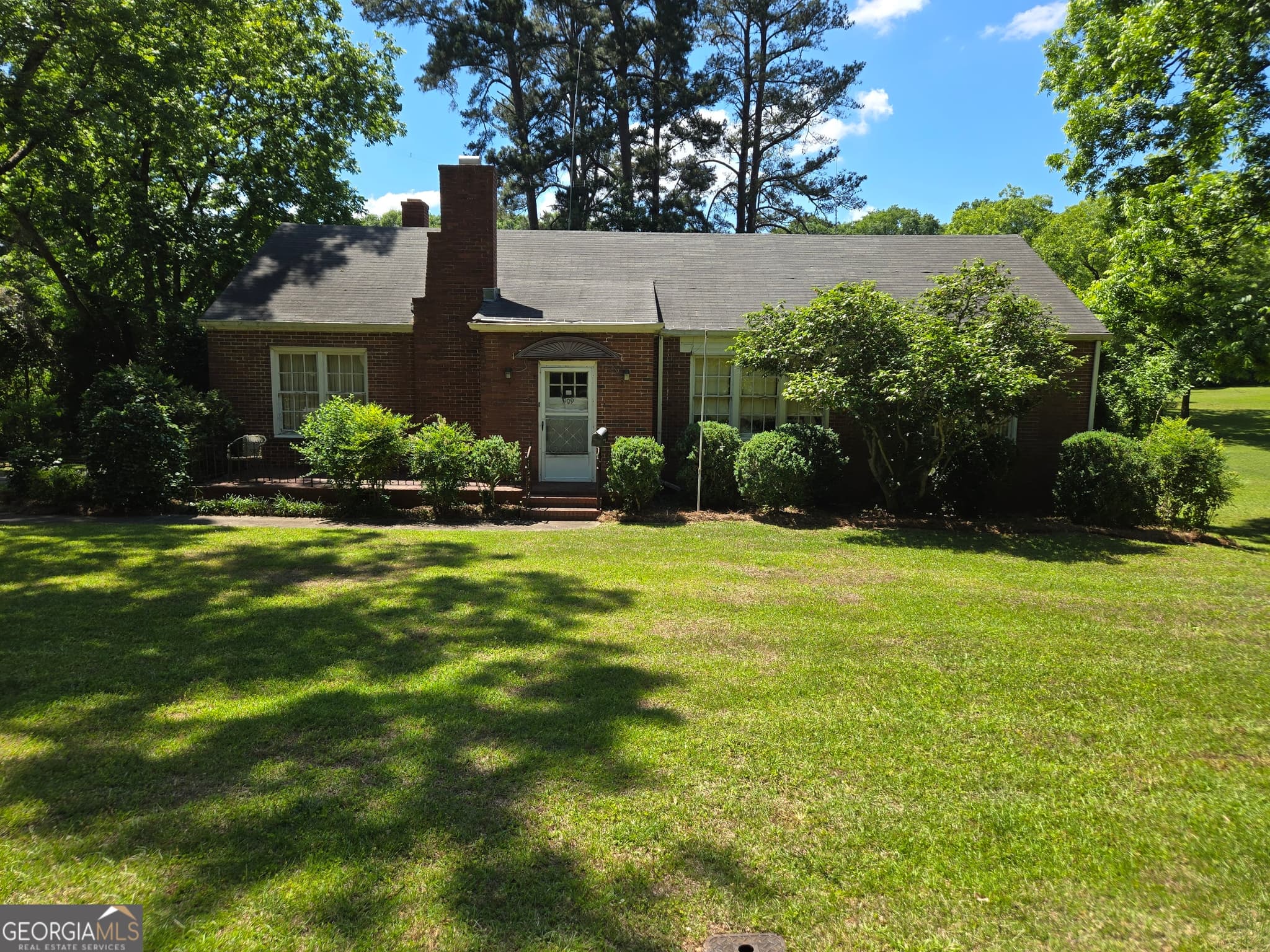 3 bedroom, 2 bathroom, 1,606 sq ft single family residence sold at 909 Thomaston Street, Barnesville, GA 30204