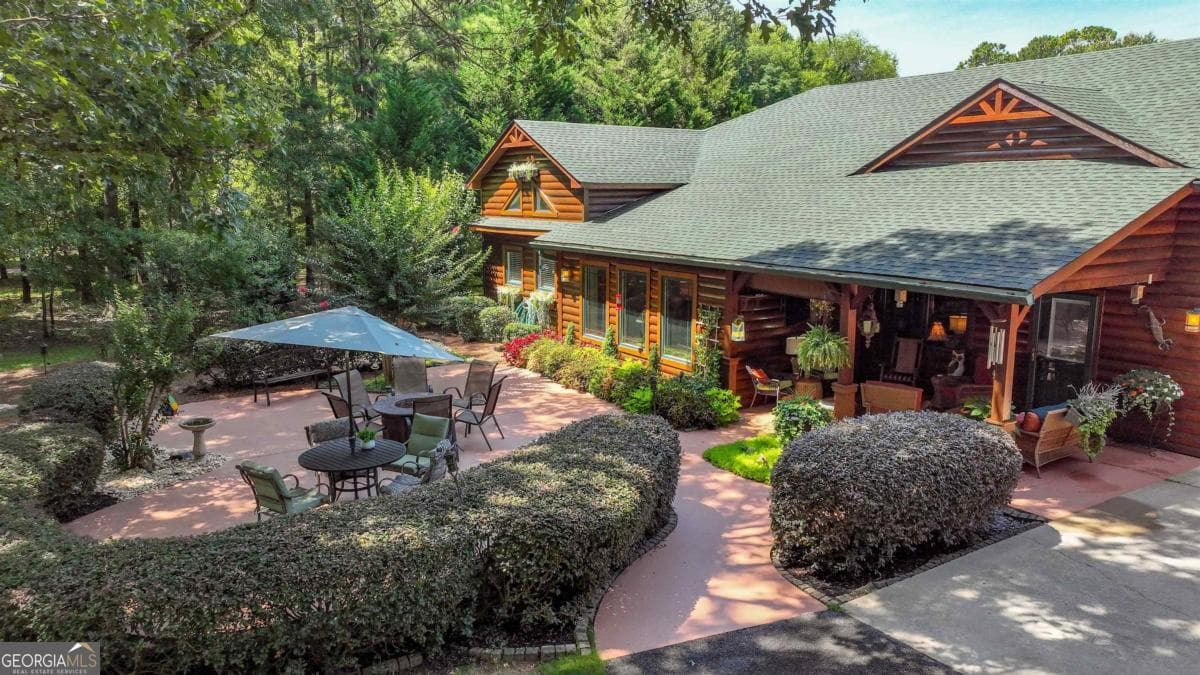 3 bedroom, 2.5 bathroom, 2,320 sq ft cabin,single family residence sold at 121 Hoot Owl Lane, Eatonton, GA 31024