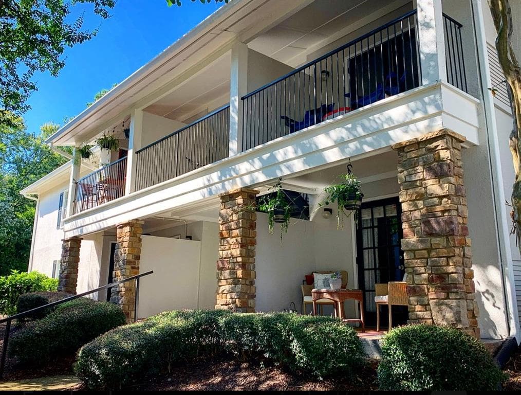 1 bedroom, 1 bathroom, 775 sq ft condominium sold at 1150 Collier Road B15, Atlanta, GA 30318