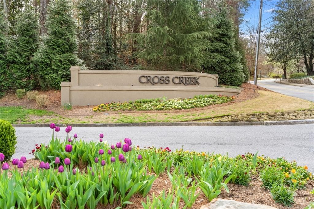 1 bedroom, 1 bathroom, 812 sq ft condominium sold at 50 Monet Court, Atlanta, GA 30327