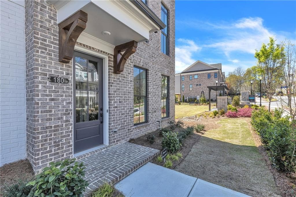 3 bedroom, 4 bathroom townhouse sold at 180 Briscoe Way, Alpharetta, GA 30009
