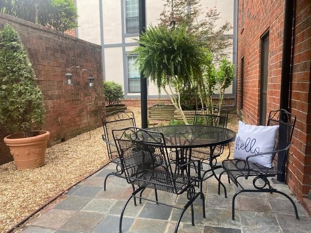 2 bedroom, 2 bathroom, 1,206 sq ft condominium sold at 6851 Roswell Road H25, Atlanta, GA 30328