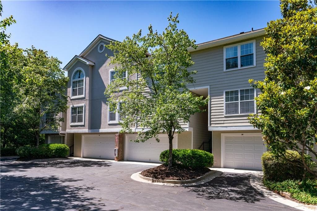 1 bedroom, 1 bathroom, 997 sq ft condominium sold at 4248 River Green Drive 304, Atlanta, GA 30327