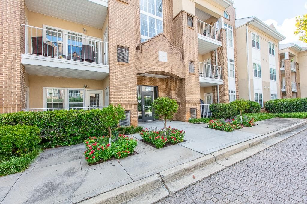 1 bedroom, 1 bathroom, 881 sq ft condominium sold at 220 RENAISSANCE Parkway #1121, Atlanta, GA 30308