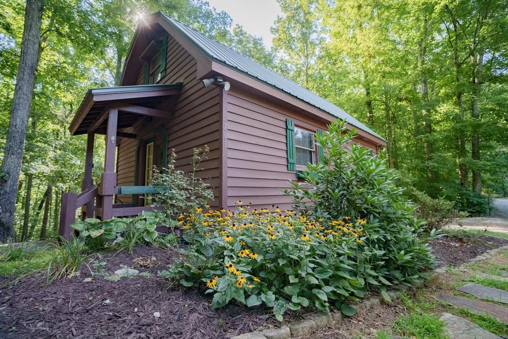 1 bedroom, 1 bathroom single family residence sold at 701 Lake Forest Drive, Blue Ridge, GA 30513
