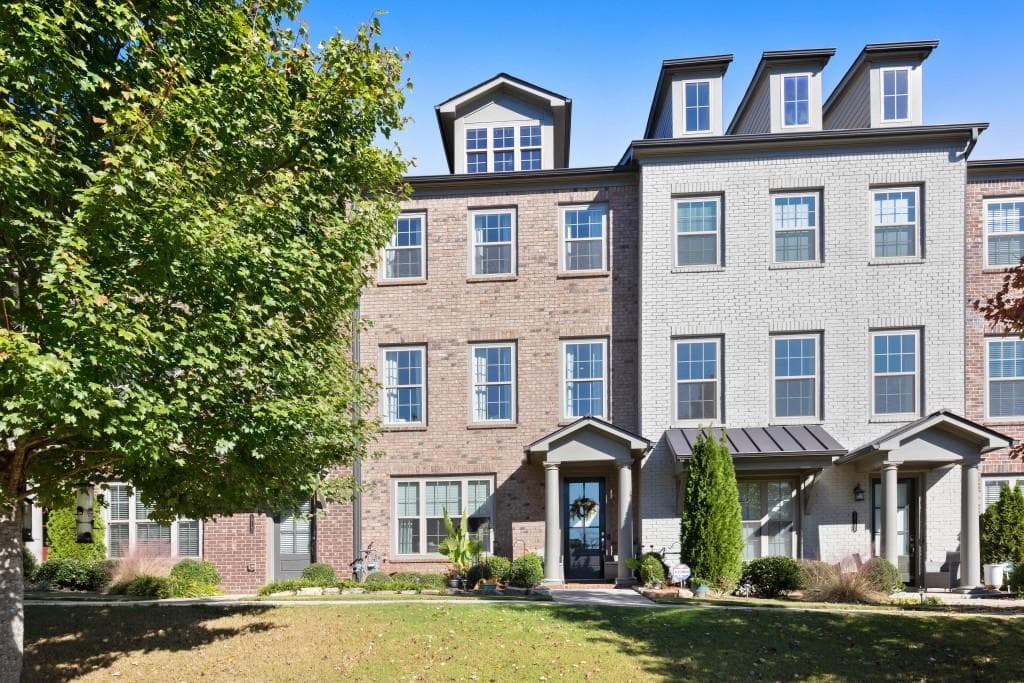 3 bedroom, 4 bathroom, 1,840 sq ft townhouse sold at 10144 Windalier Way, Roswell, GA 30076
