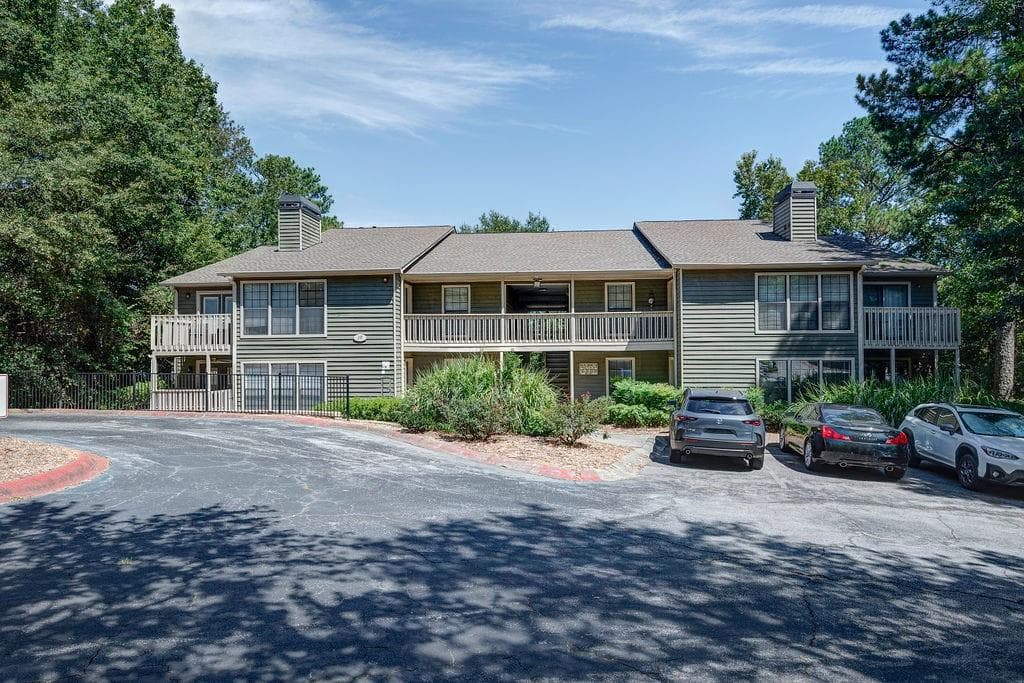 2 bedroom, 2 bathroom, 1,270 sq ft condominium sold at 2840 Vinings Central Drive 147, Atlanta, GA 30339