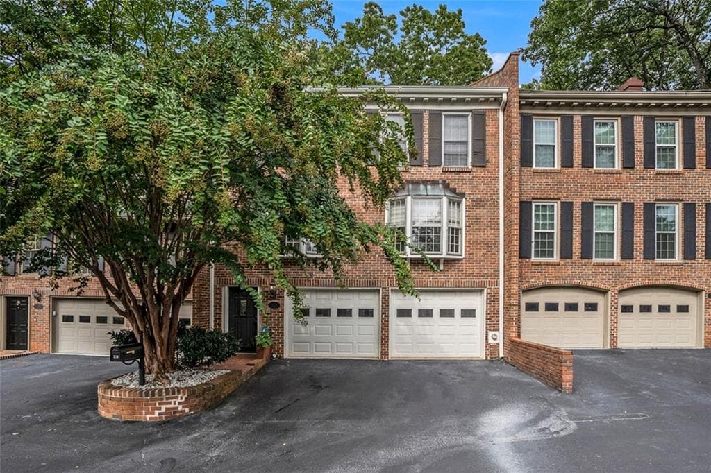3 bedroom, 3 bathroom, 2,500 sq ft townhouse sold at 326 THE CHACE, Atlanta, GA 30328