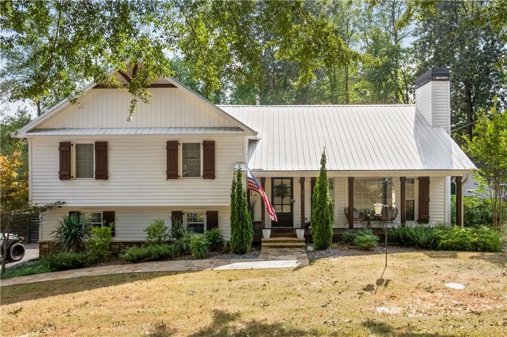 3 bedroom, 3 bathroom, 2,557 sq ft single family residence sold at 376 Walnut Drive, Woodstock, GA 30189