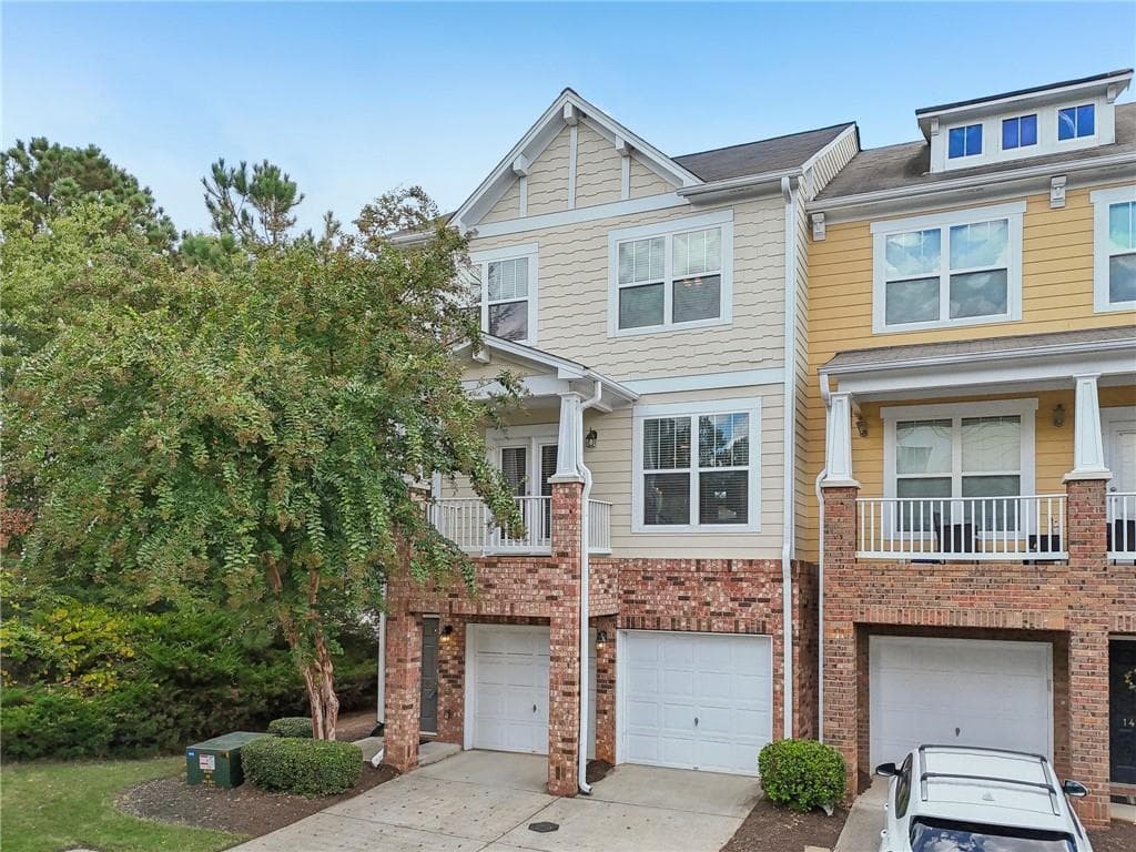 3 bedroom, 4 bathroom, 2,390 sq ft townhouse sold at 14070 Voyage Trail, Alpharetta, GA 30004