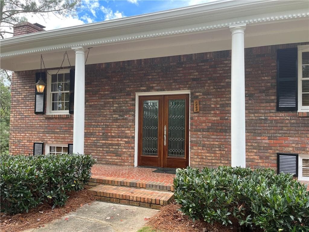 3 bedroom, 3 bathroom, 2,204 sq ft single family residence sold at 1300 N Coleman Road, Roswell, GA 30075