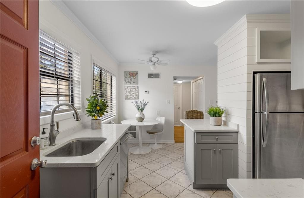 1 bedroom, 1 bathroom, 840 sq ft condominium sold at 410 Candler Park Drive C2, Atlanta, GA 30307