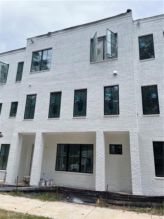 4 bedroom, 4 bathroom, 2,702 sq ft townhouse sold at 2204 Carlton Court 8, Atlanta, GA 30318