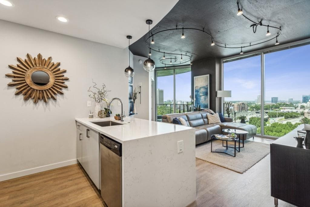 2 bedroom, 2 bathroom, 1,127 sq ft condominium sold at 400 W Peachtree Street 1204, Atlanta, GA 30308