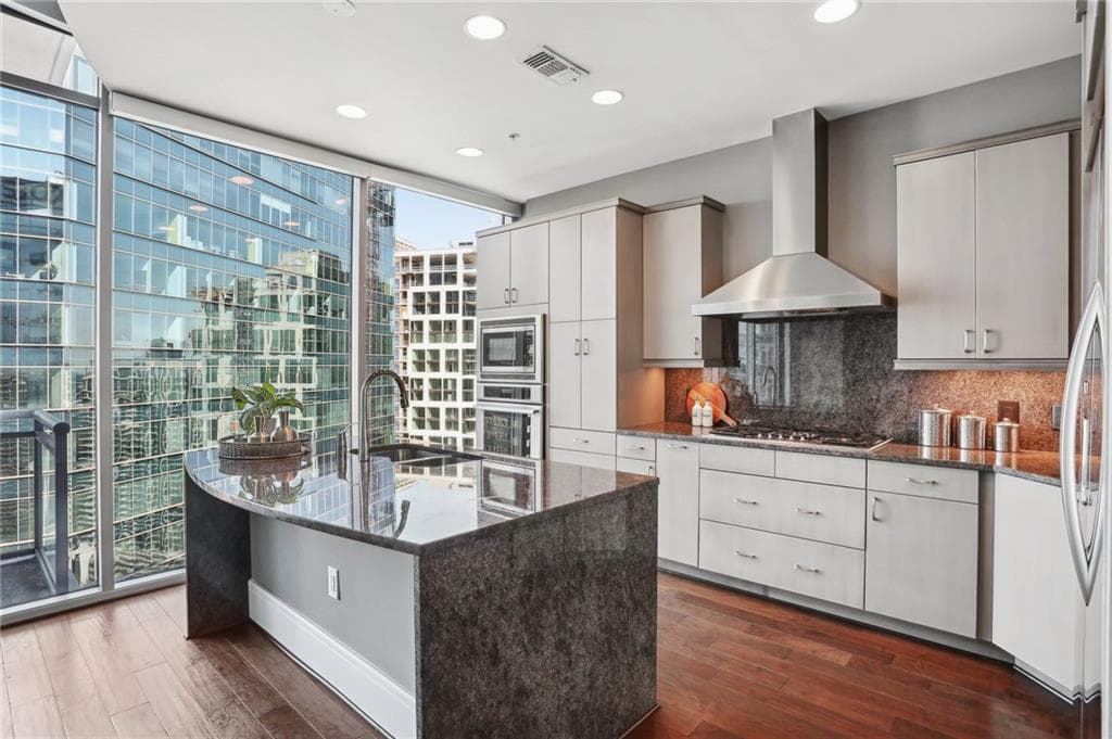 1 bedroom, 2 bathroom, 1,215 sq ft condominium sold at 1065 Peachtree Street 3301, Atlanta, GA 30309
