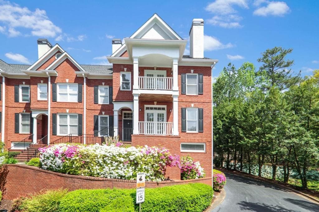 3 bedroom, 4 bathroom townhouse sold at 4352 Paces Point Circle, Smyrna, GA 30080