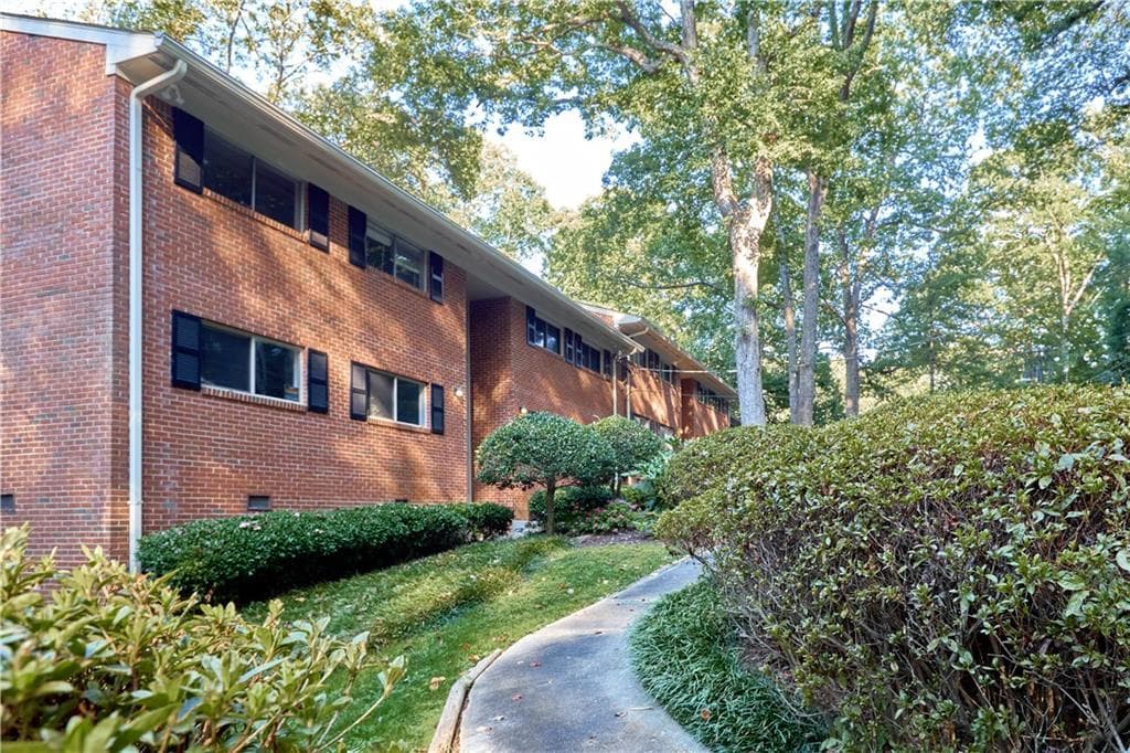 2 bedroom, 1 bathroom, 1,032 sq ft condominium sold at 1111 Clairemont Avenue D4, Decatur, GA 30030