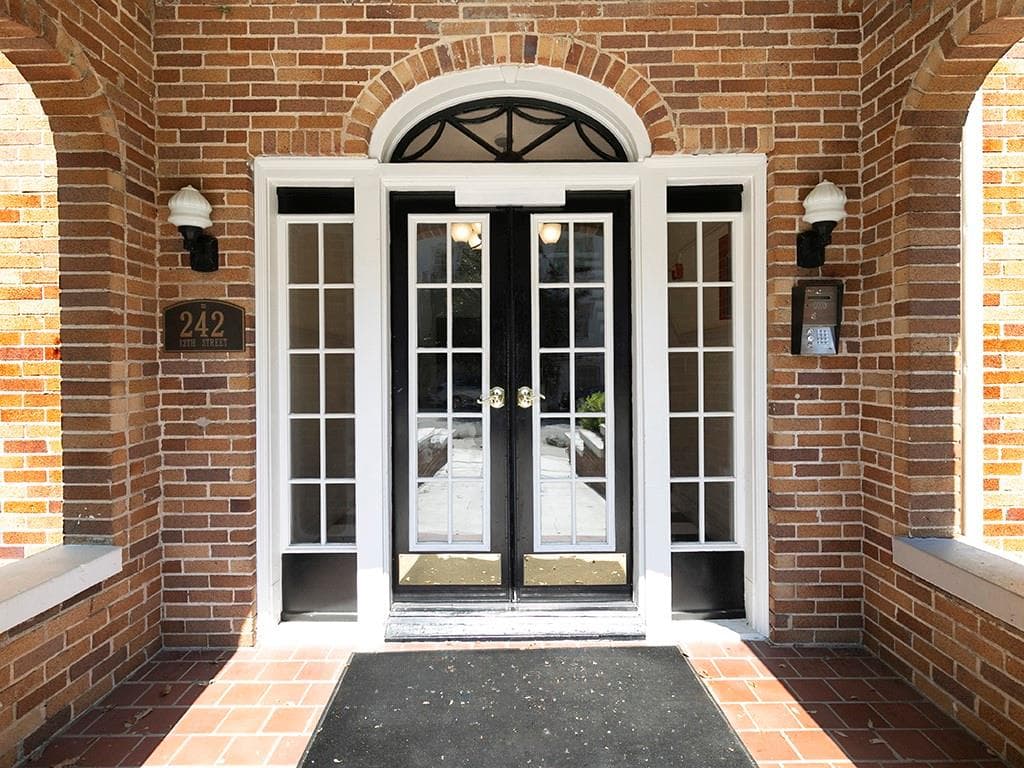 1 bedroom, 1 bathroom, 623 sq ft condominium sold at 242 12th Street 8, Atlanta, GA 30309