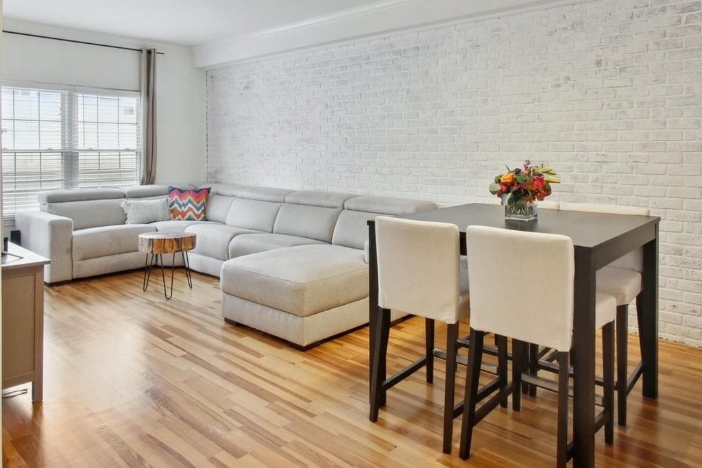 1 bedroom, 1 bathroom, 730 sq ft condominium sold at 1075 Peachtree Walk A402, Atlanta, GA 30309