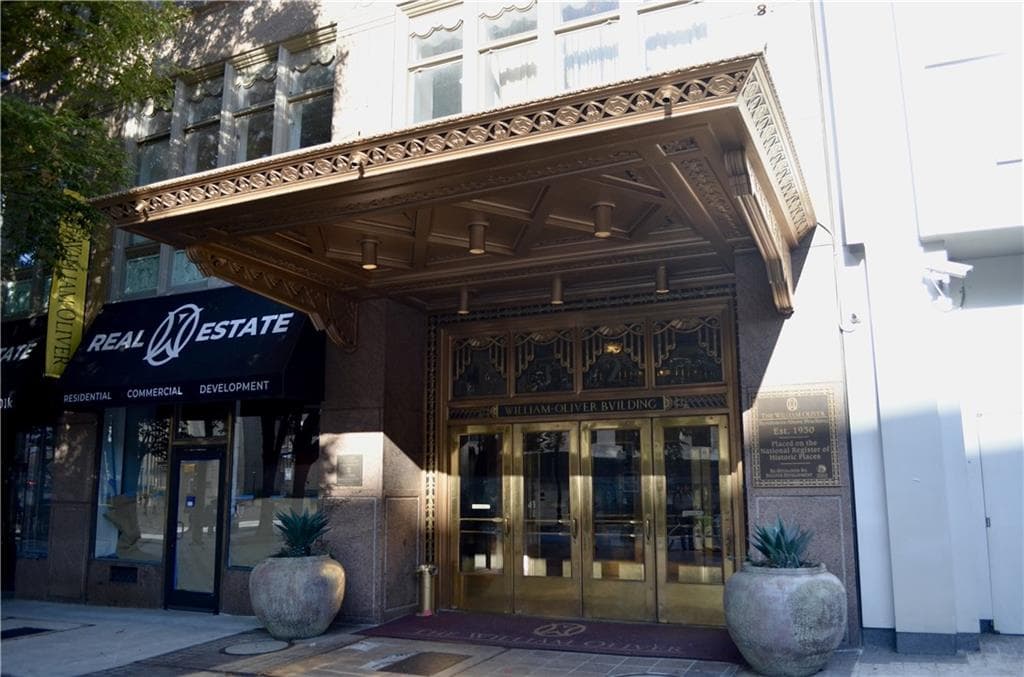 2 bedroom, 2 bathroom, 954 sq ft condominium sold at 32 Peachtree Street 1006, Atlanta, GA 30303