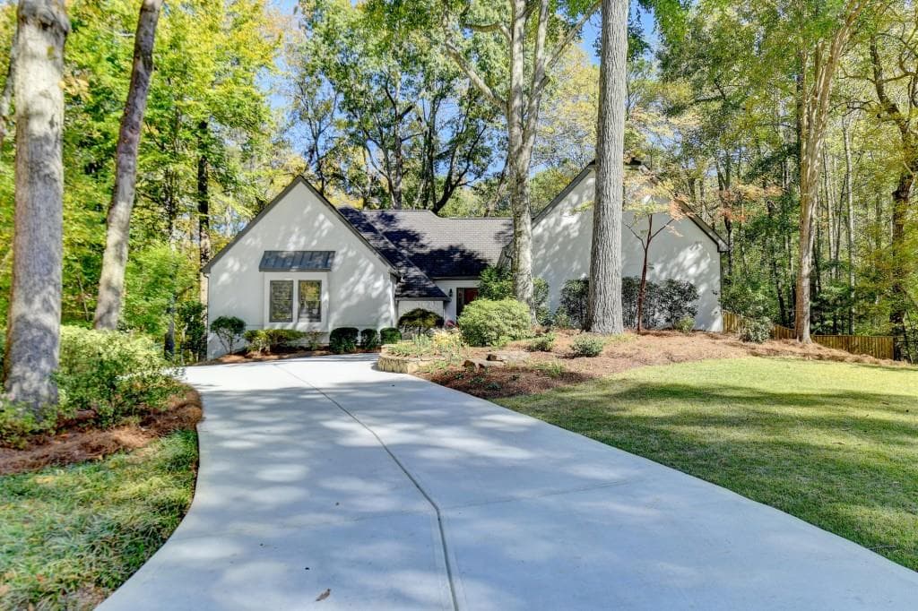 7265 Chattahoochee Bluff Drive, Sandy Springs, GA 30350 — most recent listing photo