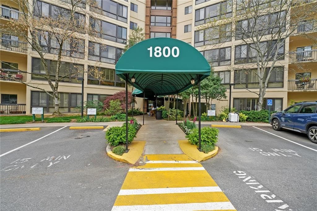 1 bedroom, 1 bathroom, 800 sq ft condominium sold at 1800 Clairmont Lake A121, Decatur, GA 30033