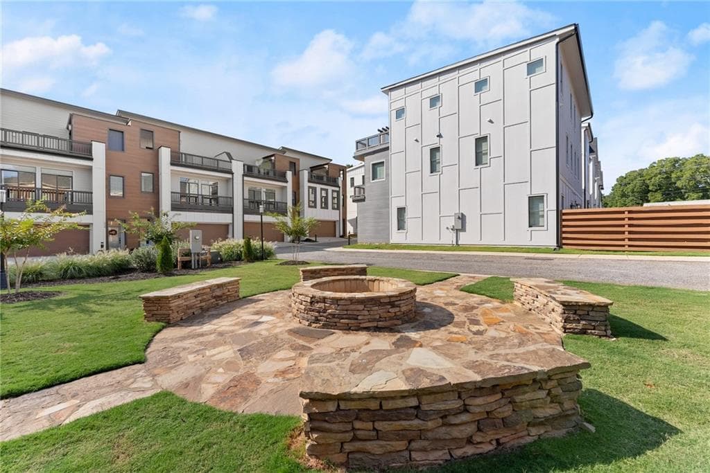 4 bedroom, 4 bathroom townhouse sold at 322 Clarendon Court, Gainesville, GA 30501