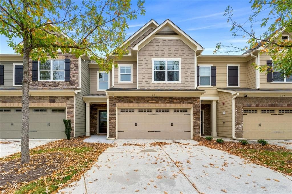 3 bedroom, 3 bathroom, 1,838 sq ft single family residence sold at 121 DAVINA Drive, Smyrna, GA 30082