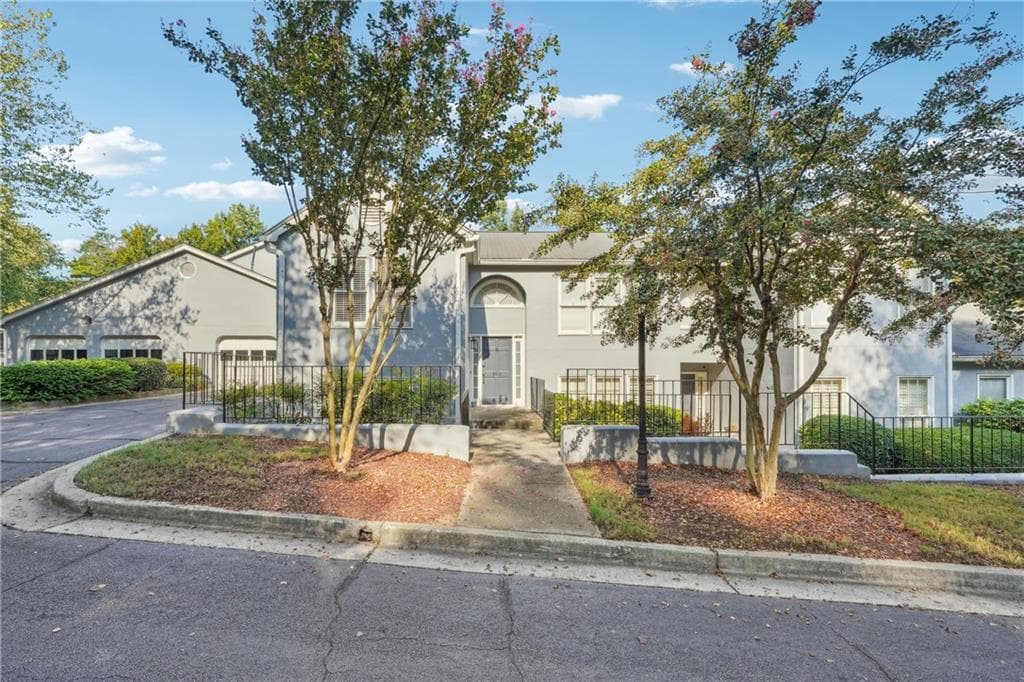 3 bedroom, 2 bathroom condominium sold at 3912 Ashford Lake Court, Brookhaven, GA 30319