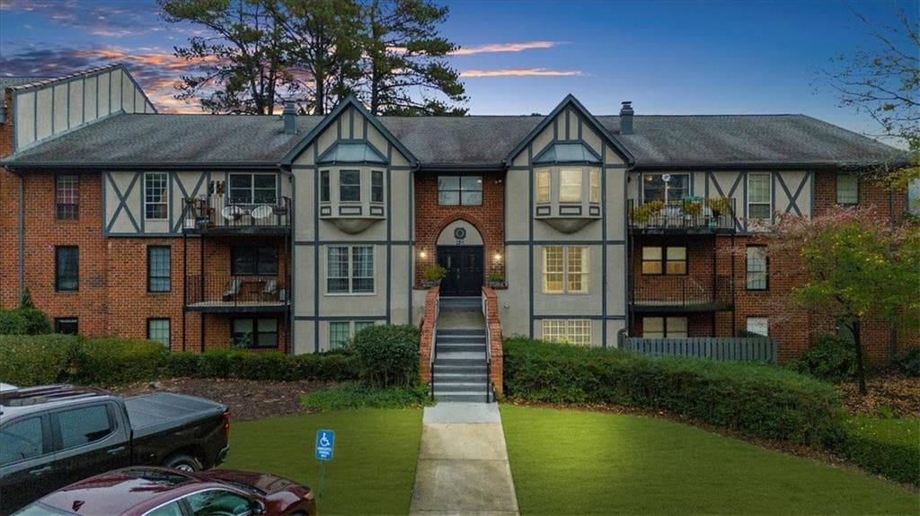 3 bedroom, 2 bathroom, 1,423 sq ft condominium sold at 6851 Roswell Road O11, Atlanta, GA 30328