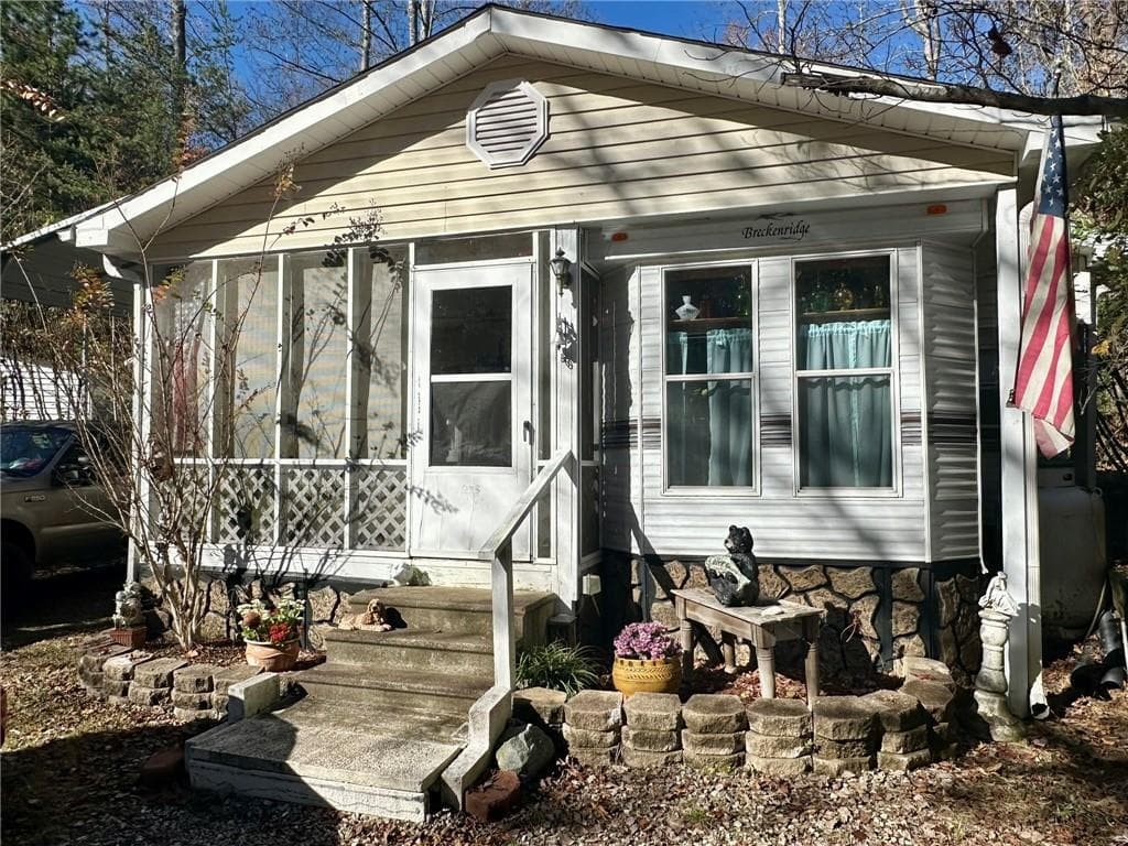 3 bedroom, 1 bathroom single family residence sold at 215 Canyon Pass, Cleveland, GA 30528