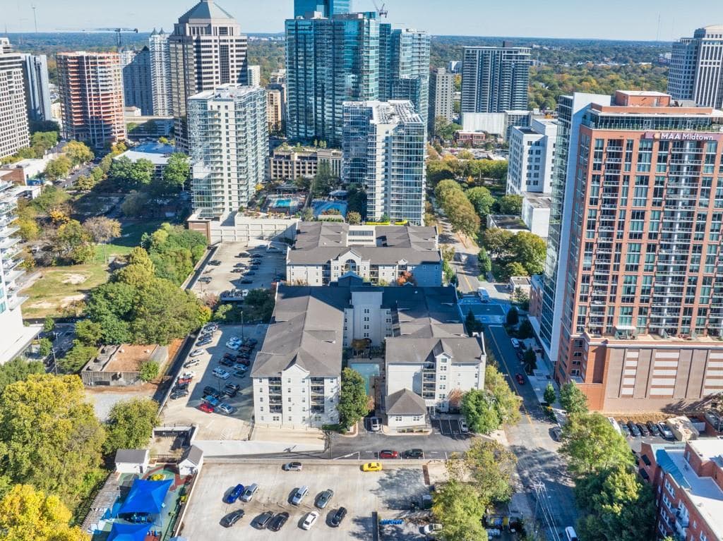 1 bedroom, 1 bathroom, 720 sq ft condominium sold at 1075 Peachtree Walk A512, Atlanta, GA 30309