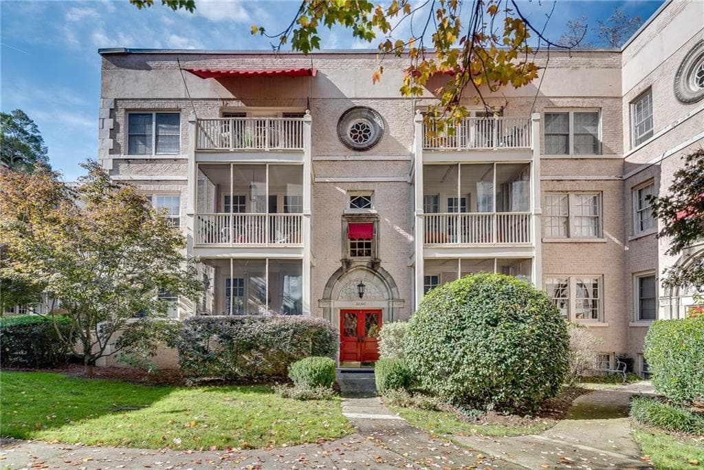 1 bedroom, 1 bathroom, 851 sq ft condominium sold at 2230 Peachtree Road C6, Atlanta, GA 30309