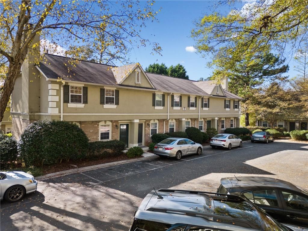 3 bedroom, 3 bathroom, 1,434 sq ft condominium sold at 6900 Roswell Road D5, Atlanta, GA 30328
