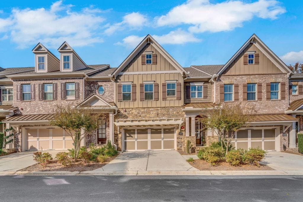 3 bedroom, 3 bathroom, 2,289 sq ft townhouse sold at 986 Bergeron Place, Atlanta, GA 30328