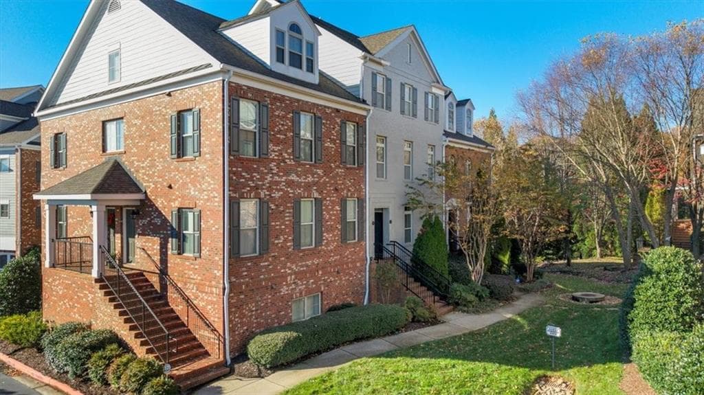 2 bedroom, 2 bathroom, 1,160 sq ft townhouse sold at 222 Le Gran View, Atlanta, GA 30328
