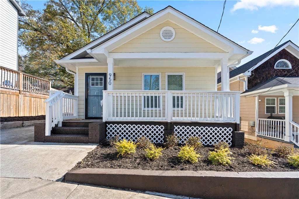 3 bedroom, 2 bathroom single family residence sold at 950 Welch Street, Atlanta, GA 30310