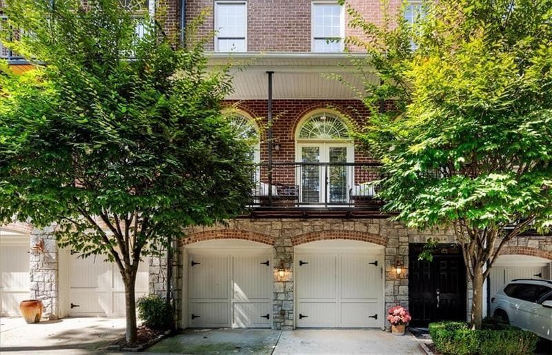 4 bedroom, 4 bathroom townhouse sold at 5512 Glenridge Drive E, Sandy Springs, GA 30342