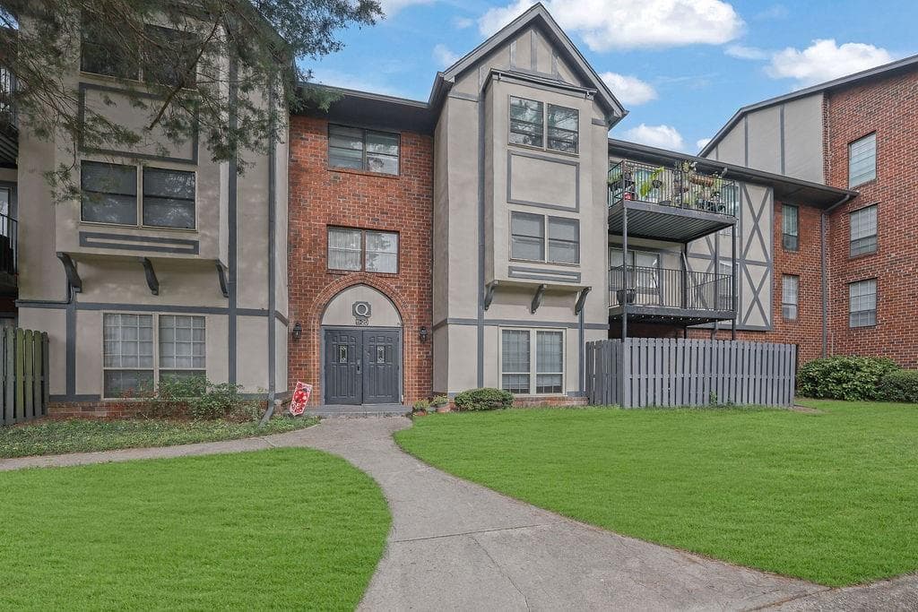 3 bedroom, 2 bathroom, 1,469 sq ft condominium sold at 6851 Roswell Road Q20, Sandy Springs, GA 30328