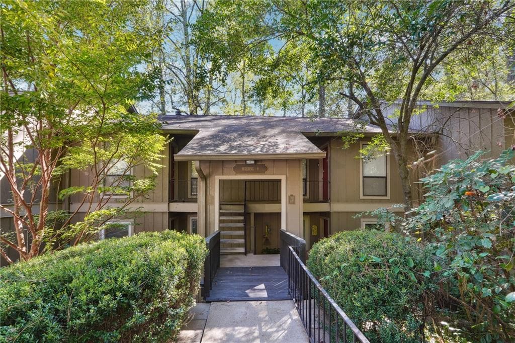 2 bedroom, 2 bathroom, 1,335 sq ft condominium sold at 8740 Roswell Road UNIT 9G, Sandy Springs, GA 30350