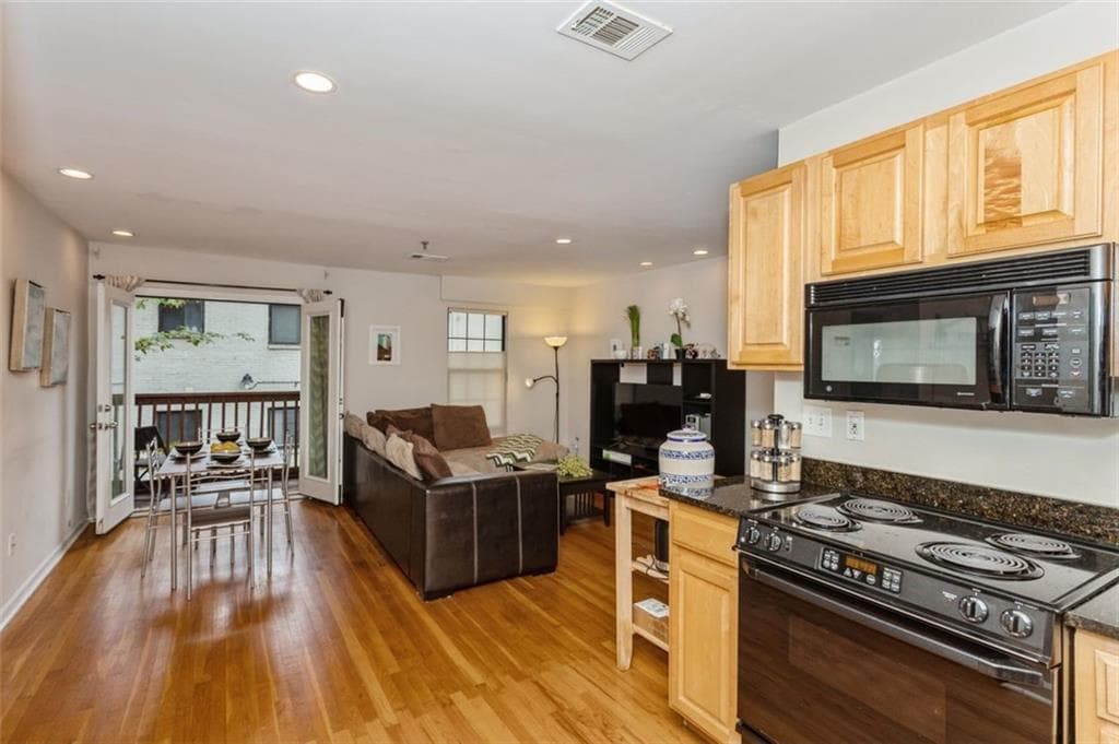 2 bedroom, 1 bathroom, 800 sq ft condominium sold at 890 Glendale Terrace 7, Atlanta, GA 30309