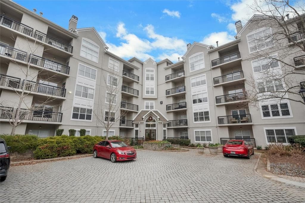 1 bedroom, 1 bathroom, 820 sq ft condominium sold at 2303 River Green Drive, Atlanta, GA 30327