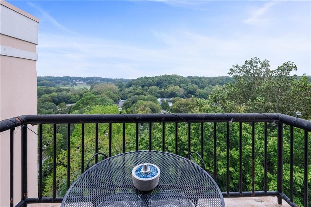 1 bedroom, 1 bathroom, 820 sq ft condominium sold at 1 Biscayne Drive 807, Atlanta, GA 30309