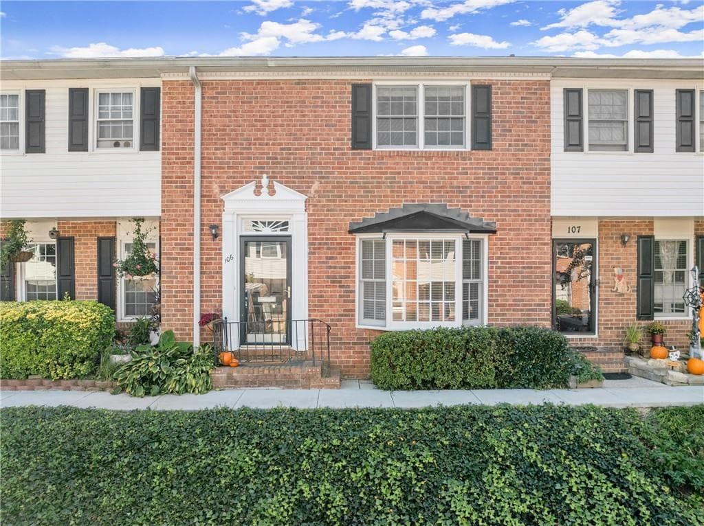 2 bedroom, 2 bathroom townhouse sold at 6520 Roswell Road 106, Atlanta, GA 30328