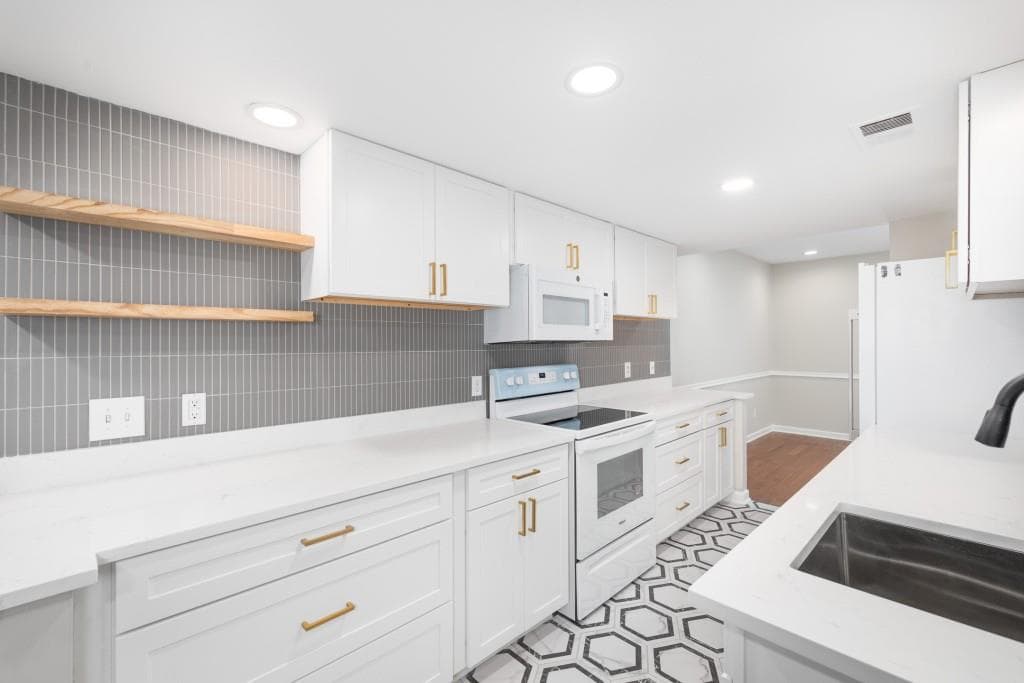 3 bedroom, 4 bathroom, 1,982 sq ft condominium sold at 18 IVY Ridge, Atlanta, GA 30342
