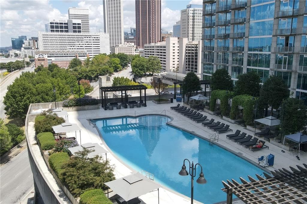 2 bedroom, 2 bathroom, 1,127 sq ft condominium sold at 400 W Peachtree Street 704, Atlanta, GA 30308