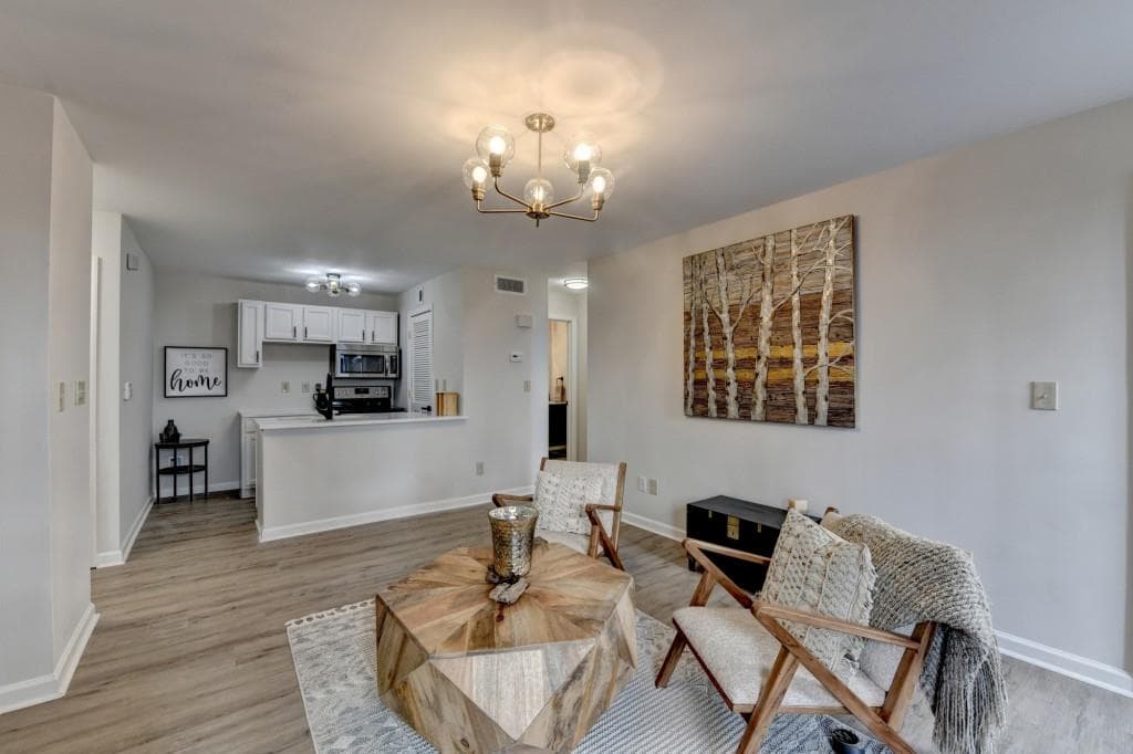 1 bedroom, 1 bathroom, 629 sq ft condominium sold at 402 Granville Court, Atlanta, GA 30328