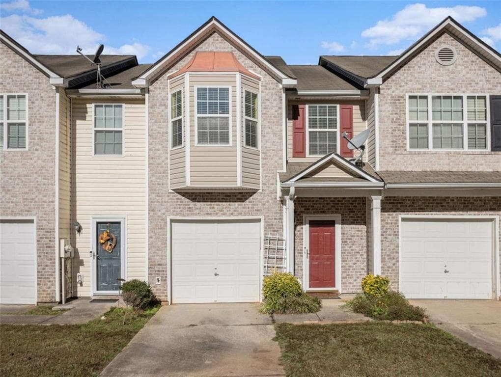 3 bedroom, 3 bathroom townhouse sold at 566 Maggie Lane, Jonesboro, GA 30238
